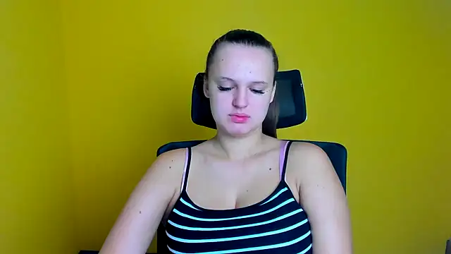 Snapshot of Aurora_White chatting on 09.16.25 Aurora White online show from 09.16.25