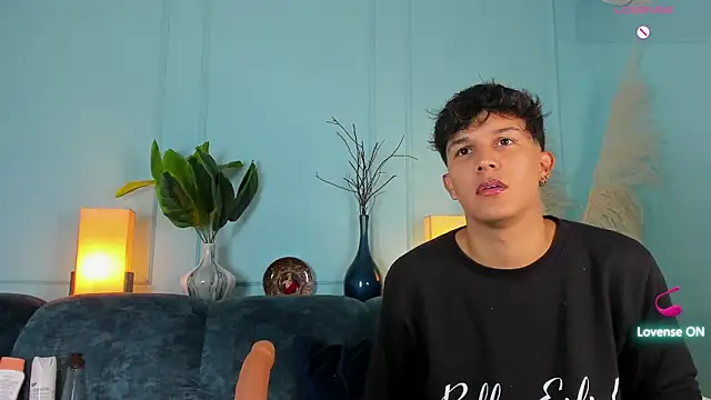 Snapshot of Leo_Savage_ chatting on 02.25.26 Leo Savage online show from 02.25.26