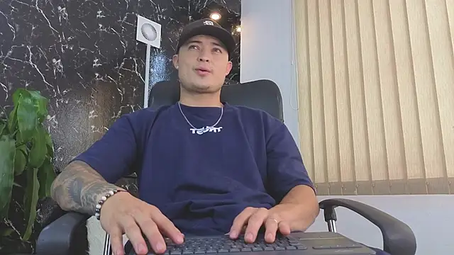 Snapshot of Alexander_ferre chatting on 04.19.26 Alexander ferre online show from 04.19.26