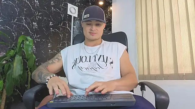 Snapshot of Alexander_ferre chatting on 04.28.26 Alexander ferre online show from 04.28.26