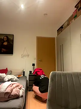 Snapshot of OliviaaFischer chatting on 12.16.25 OliviaaFischer online show from 12.16.25