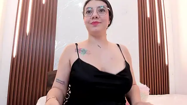 Snapshot of CarolinaMejia chatting on 12.03.25 CarolinaMejia online show from 12.03.25