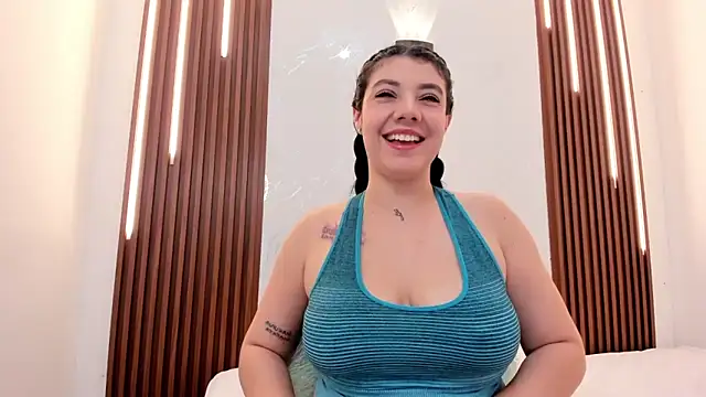 Snapshot of CarolinaMejia chatting on 12.16.25 CarolinaMejia online show from 12.16.25