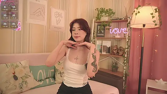 Snapshot of Winaria chatting on 05.25.26 Winaria online show from 05.25.26