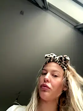 Snapshot of Chloemillerrxx chatting on 10.10.25 Chloemillerrxx online show from 10.10.25