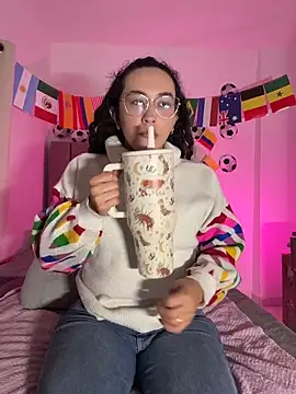 Snapshot of alehia_cute chatting on 06.19.26 alehia cute online show from 06.19.26