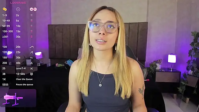 LanaMills  online show from 11.04.25