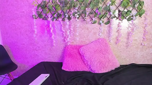 Snapshot of ImEmily444 chatting on 10.10.25 ImEmily444 online show from 10.10.25