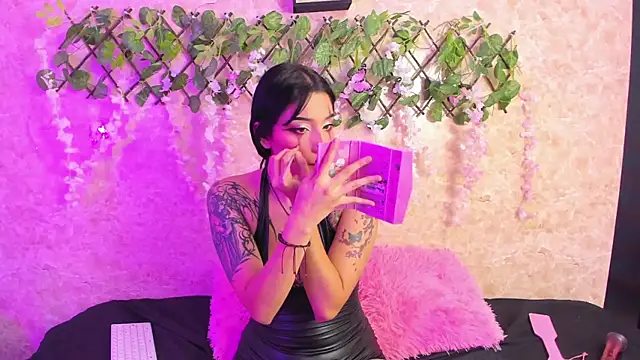 Snapshot of ImEmily444 chatting on 10.19.25 ImEmily444 online show from 10.19.25