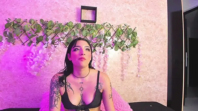 Snapshot of ImEmily444 chatting on 10.23.25 ImEmily444 online show from 10.23.25