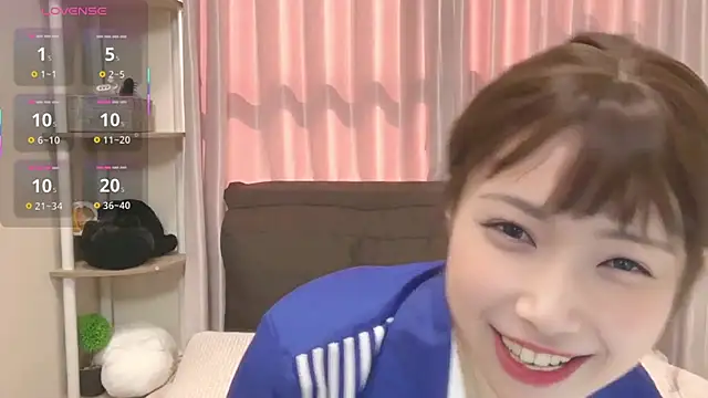 Snapshot of Ruu-chaaan chatting on 10.23.25 Ruu-chaaan online show from 10.23.25