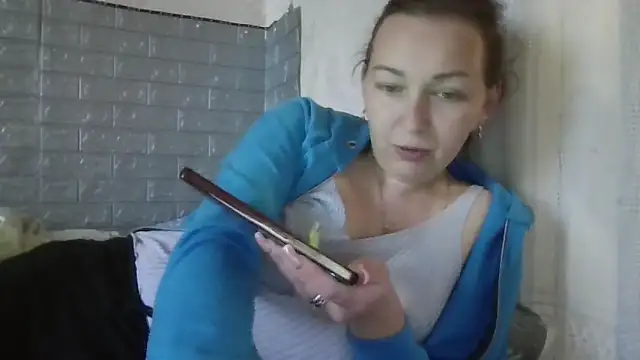 Snapshot of DanaNeon chatting on 04.13.26 DanaNeon online show from 04.13.26