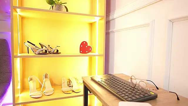 MilaCrave online show from 02.14.26