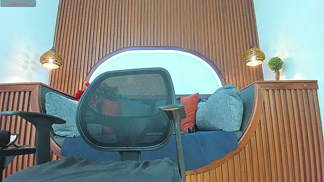 Donovan Desmond online show from 11.03.25