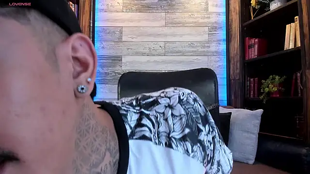 Snapshot of Donovan_Desmond chatting on 02.11.26 Donovan Desmond online show from 02.11.26