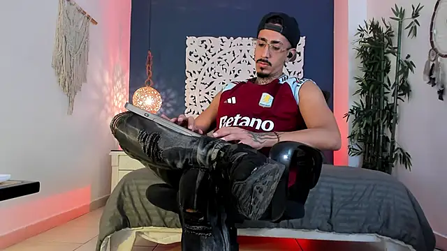 Snapshot of Donovan_Desmond chatting on 03.04.26 Donovan Desmond online show from 03.04.26