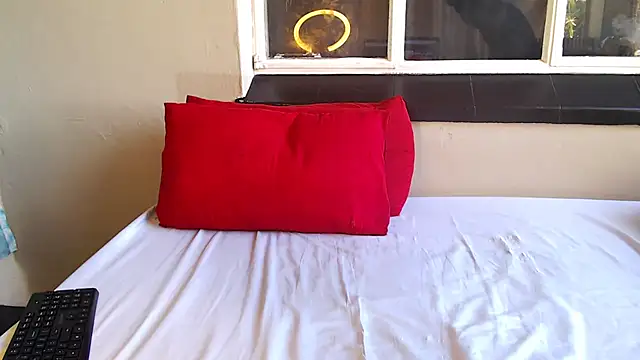 Snapshot of PetiteEbonyBabe chatting on 10.22.25 PetiteEbonyBabe online show from 10.22.25