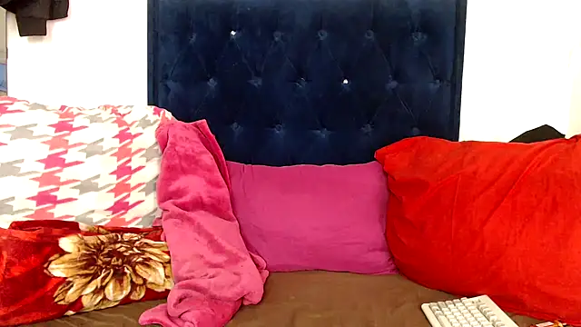 BUNNYCHOWX28 online show from 03.12.26