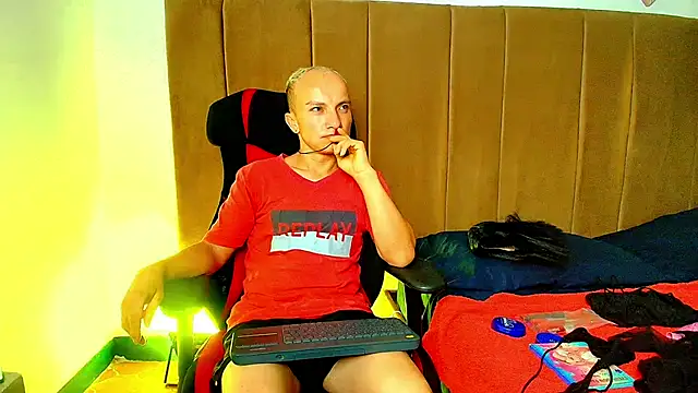 Snapshot of DaddyPoweer chatting on 09.13.25 DaddyPoweer online show from 09.13.25