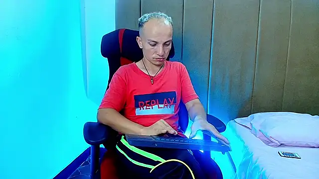 Snapshot of DaddyPoweer chatting on 09.23.25 DaddyPoweer online show from 09.23.25