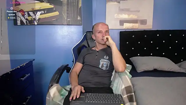 Snapshot of DaddyPoweer chatting on 09.30.25 DaddyPoweer online show from 09.30.25