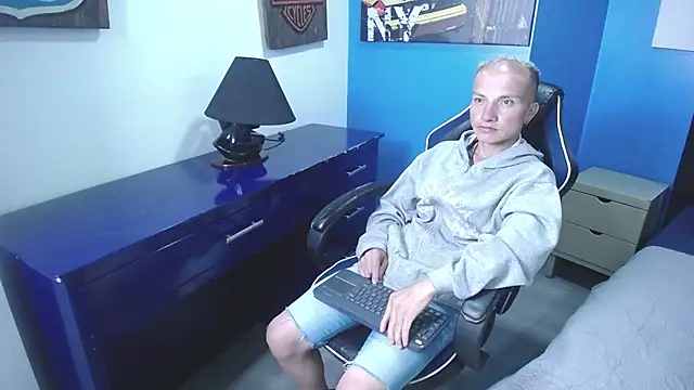 Snapshot of DaddyPoweer chatting on 10.04.25 DaddyPoweer online show from 10.04.25
