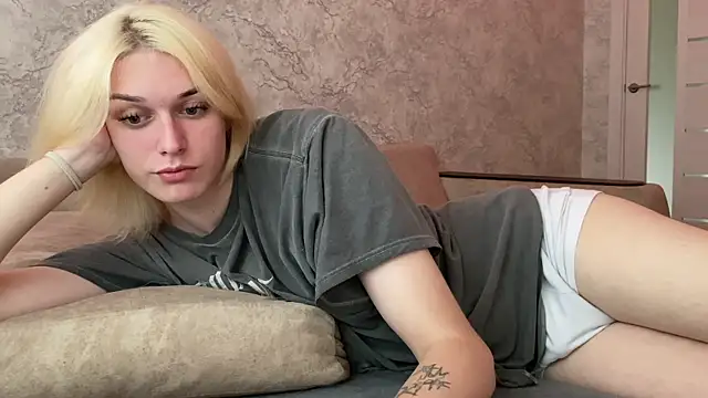 Snapshot of evelina228 chatting on 09.18.25 evelina228 online show from 09.18.25