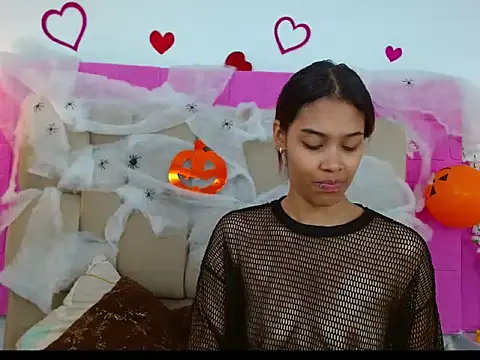 Khalessycute online show from 10.18.25
