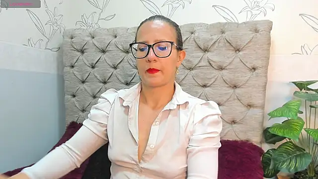 Snapshot of Saraa_Marrison_ chatting on 10.28.25 Saraa Marrison  online show from 10.28.25