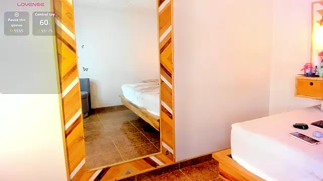 Snapshot of SoleneFontaine chatting on 09.10.25 SoleneFontaine online show from 09.10.25