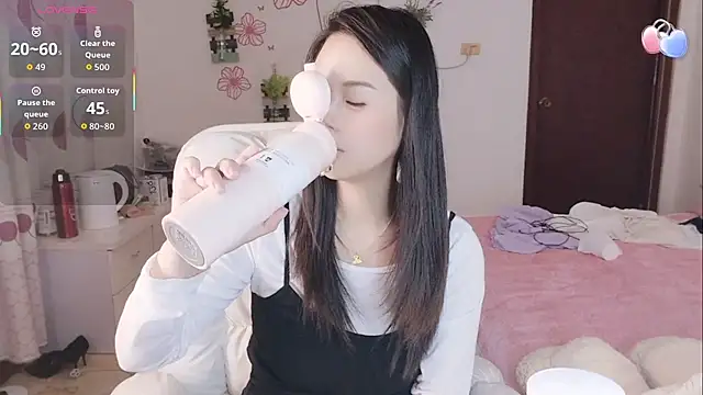 Snapshot of Tutu-o chatting on 09.18.25 Tutu-o online show from 09.18.25