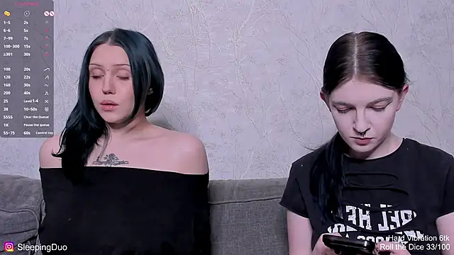 Snapshot of Threesomebabes chatting on 04.06.26 Threesomebabes online show from 04.06.26