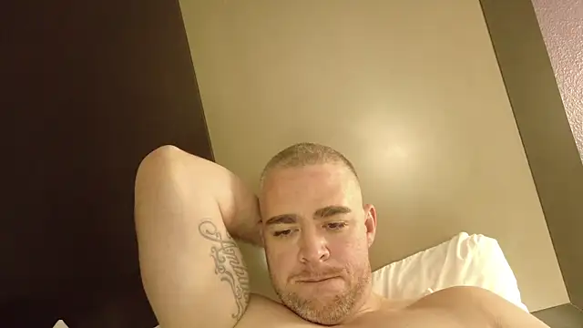 Snapshot of Dallasbest214 chatting on 10.31.25 Dallasbest214 online show from 10.31.25