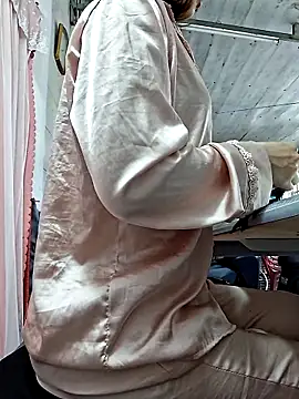 Snapshot of irina_hana chatting on 12.17.25 irina hana online show from 12.17.25