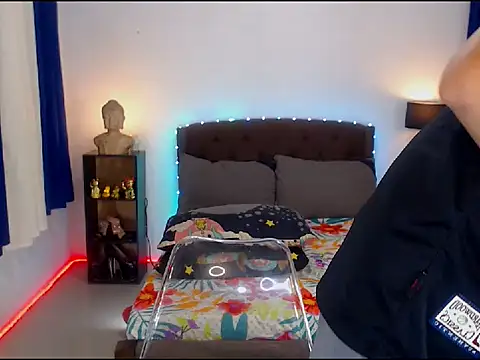 Snapshot of XExtraServiceManX chatting on 11.20.25 XExtraServiceManX online show from 11.20.25