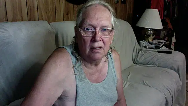 Snapshot of OldLadySara chatting on 10.13.25 OldLadySara online show from 10.13.25