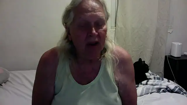 Snapshot of OldLadySara chatting on 10.20.25 OldLadySara online show from 10.20.25