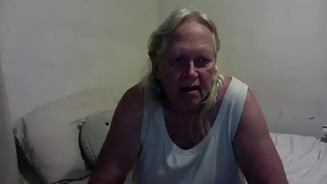 Snapshot of OldLadySara chatting on 10.23.25 OldLadySara online show from 10.23.25