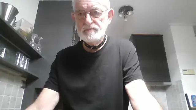 Snapshot of ewaldwillems99 chatting on 10.21.25 ewaldwillems99 online show from 10.21.25