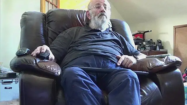 Snapshot of janzer13 chatting on 05.13.26 janzer13 online show from 05.13.26