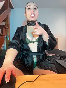 Snapshot of Moon_Blake chatting on 10.03.25 Moon Blake online show from 10.03.25