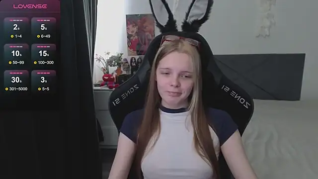 Luna Navy online show from 10.05.25