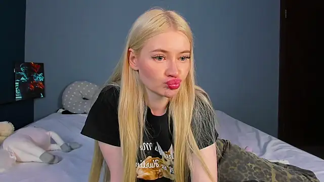 Snapshot of Lillie_Berry chatting on 06.30.26 Lillie Berry online show from 06.30.26