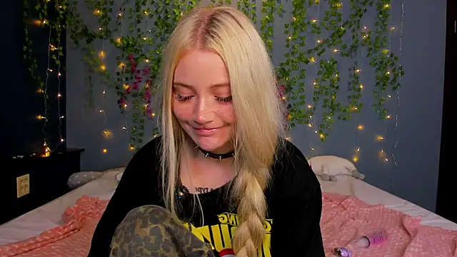 Snapshot of Lillie_Berry chatting on 07.14.26 Lillie Berry online show from 07.14.26