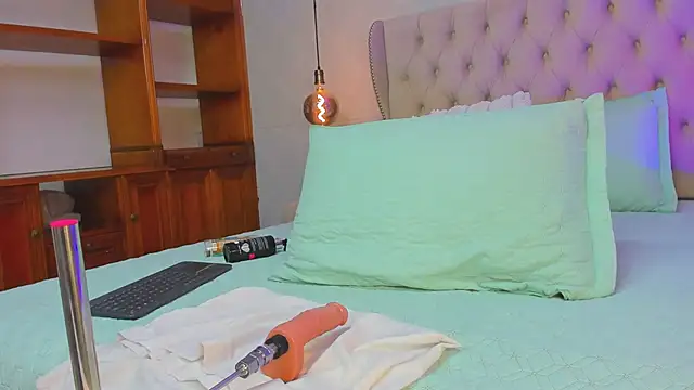 Tatihornyy online show from 10.28.25