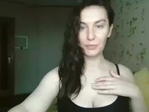 Snapshot of KatalinaQE chatting on 09.18.25 KatalinaQE online show from 09.18.25