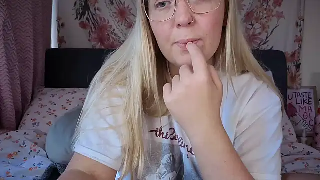 Snapshot of Daisyxoxo_ chatting on 10.07.25 Daisyxoxo  online show from 10.07.25