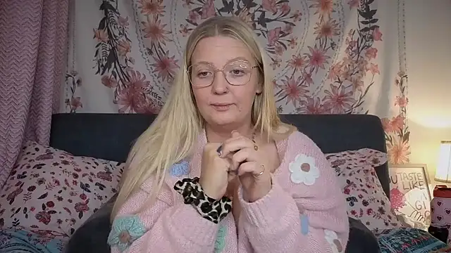 Snapshot of Daisyxoxo_ chatting on 10.29.25 Daisyxoxo  online show from 10.29.25