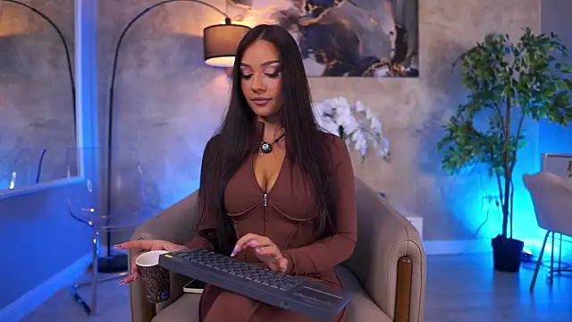 Snapshot of NinaSolenne chatting on 05.18.26 NinaSolenne online show from 05.18.26