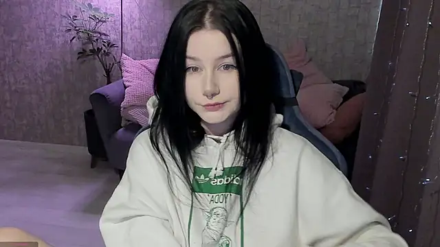 Snapshot of AlinaGreeeen chatting on 10.19.25 AlinaGreeeen online show from 10.19.25